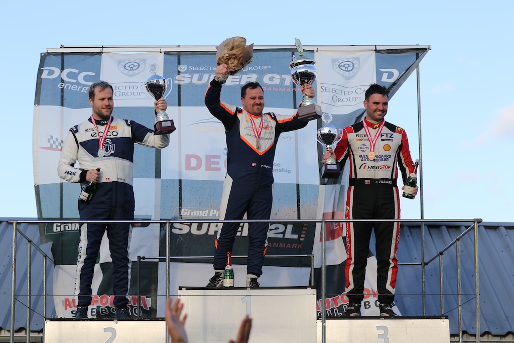 Øverst på podiet 2024 mesterskabsvinder Frederik Nymark, Ole Petersen på andenpladsen og Casper Pilgaard på tredjepladsen.
(Foto: Motorsporten.dk)